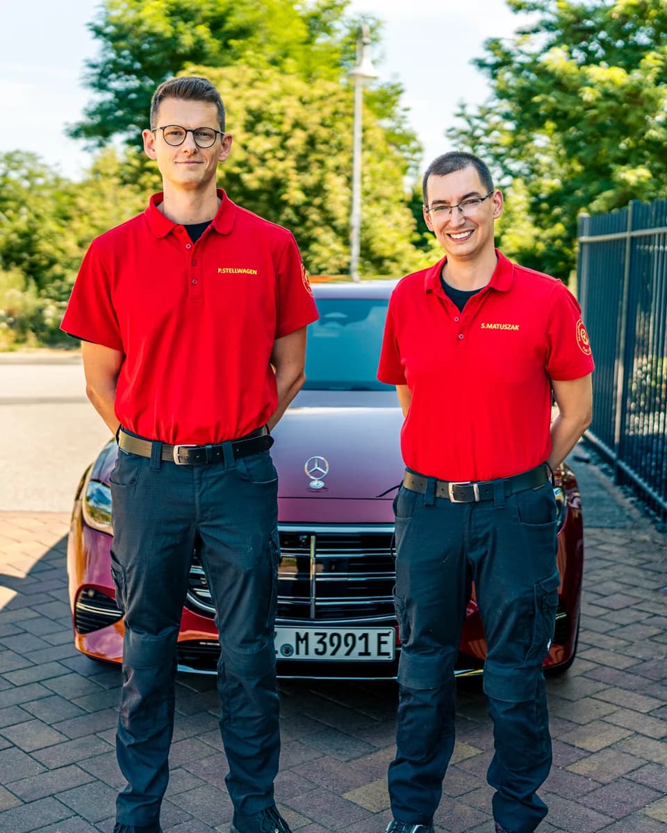 Peter Stellwagen und Sven Matuszak der Matuszak Hygiene vor dem Betriebsgelände