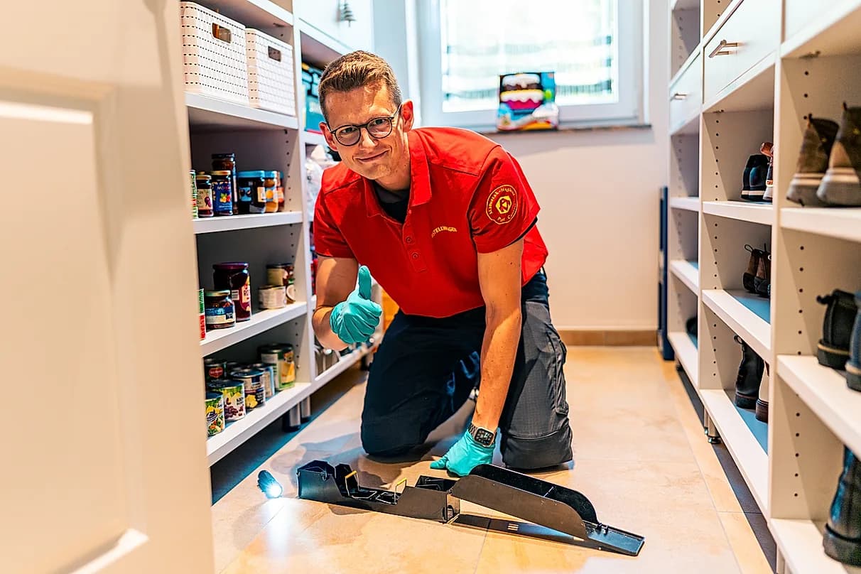 Mitarbeiter der Matuszak Hygiene kontrolliert ein Vorratsregal mit einer Falle