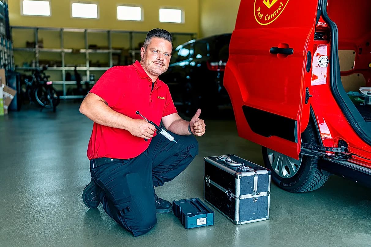 Mitarbeiter der Matuszak Hygiene bei der Kontrolle an einem Fahrzeug