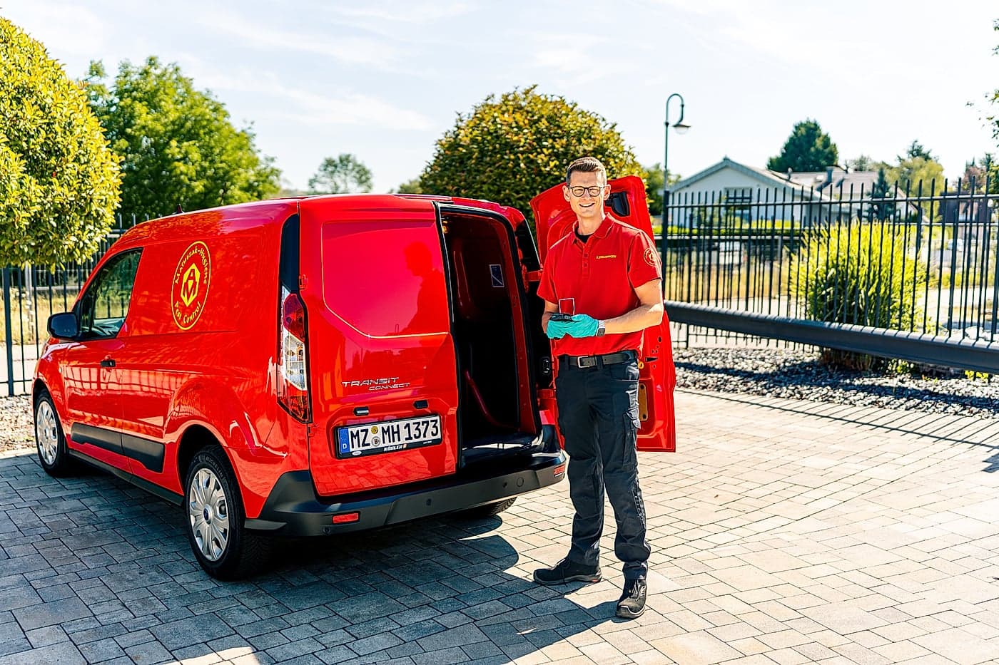 Techniker der Matuszak Hygiene holt Ausrüstung aus dem Einsatzfahrzeug