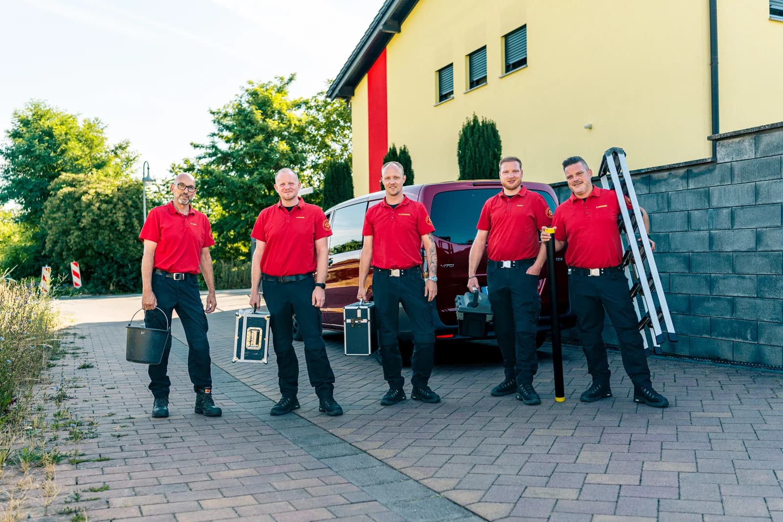 Team von Matuszak Hygiene vor den Einsatzfahrzeugen in Sprendlingen
