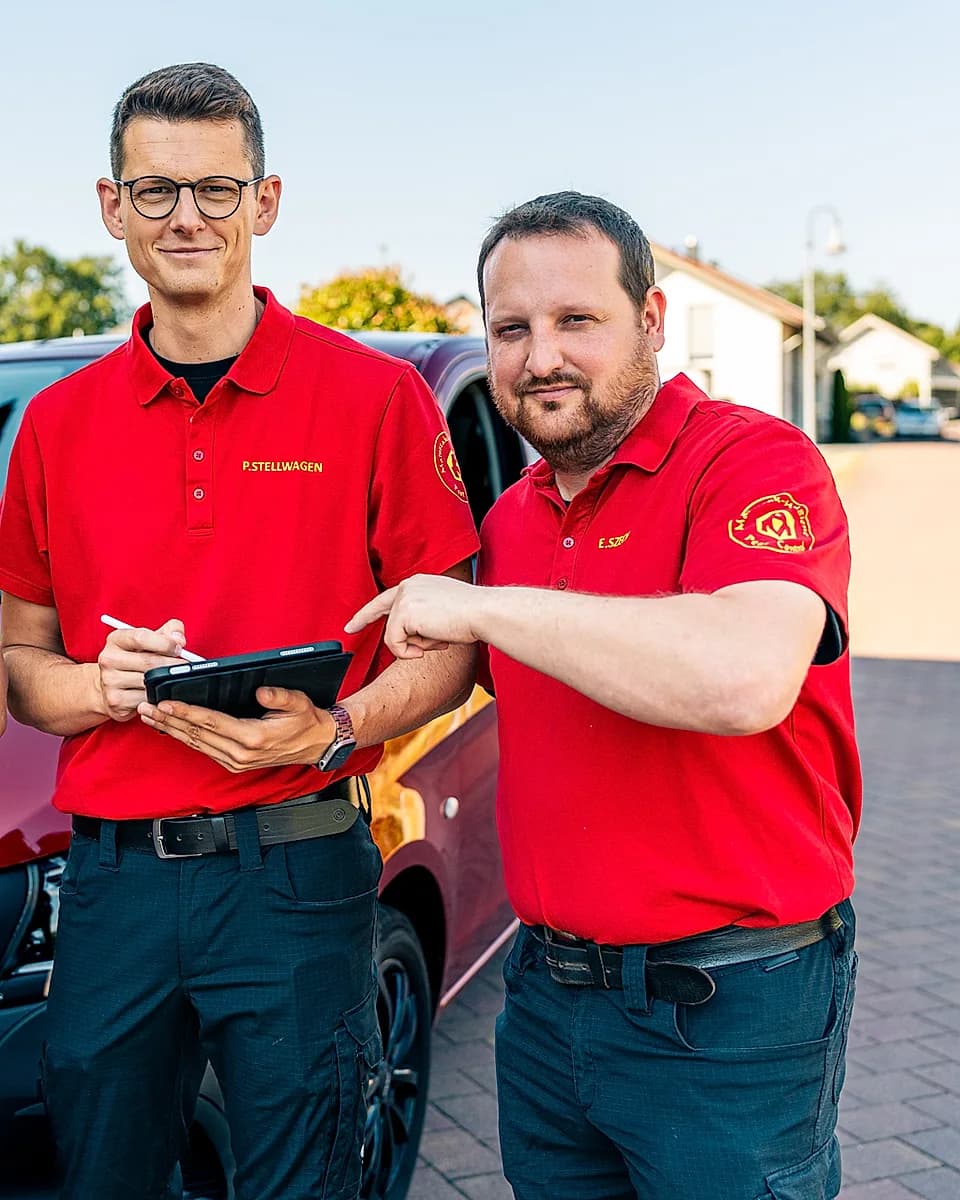 Zwei Mitarbeitende der Matuszak Hygiene besprechen einen Auftrag am Tablet